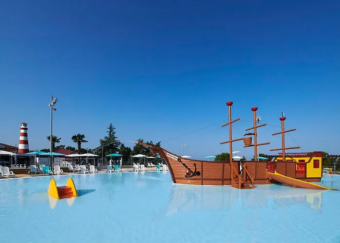 Amazing Stacaravan In With Swimming Pool 4* Umag