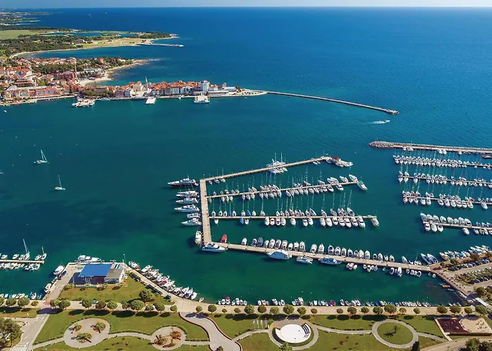 Kamp alanı Amazing Stacaravan In With Swimming Pool Umag